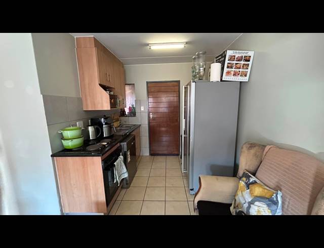 2 BEDROOM FLAT FOR SALE IN OLIFANTSVLEI